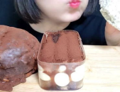 小姐姐吃薯片和奶油面包,小姐姐的零食时光