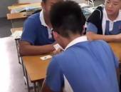 女老师和学生打扑克,女教师疏于管理，学生课堂打扑克引发争议”