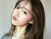 抖音齐刘海黑长直小姐姐,时尚潮流的街头焦点”