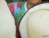 小姐姐吃两个椰子喝椰汁,小姐姐畅享双椰盛宴