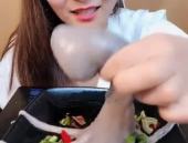 看小姐姐吃生八爪鱼视频,小姐姐现场品尝生八爪鱼，惊险刺激瞬间回顾
