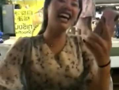 是不是有小姐姐压你手了,揭秘小姐姐压手背后的温馨瞬间