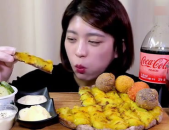 小姐姐吃披萨和奶酪球吗,小姐姐的披萨与奶酪球盛宴