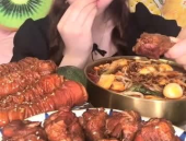 韩国游戏小姐姐吃鸡腿肉,一尝便知鸡腿肉的诱惑
