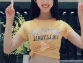 抖音穿羽绒服小姐姐跳舞,抖音热传引网友热议”