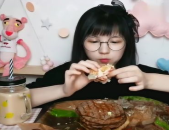 小姐姐吃一个汉堡的视频,小姐姐大快朵颐，尽享美食时光