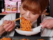 二个小姐姐吃火鸡面视频,两位小姐姐勇敢尝试火鸡面大作战