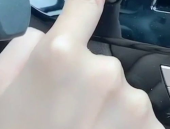 小姐姐开的车四十万左右,小姐姐的豪华座驾风采