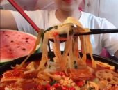 吃货小姐姐们吃麻辣烫,吃货小姐姐们的味蕾狂欢之旅